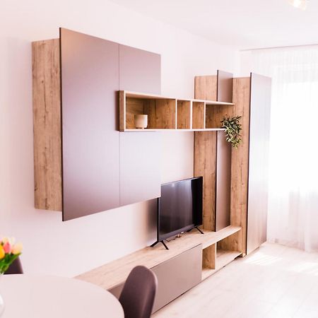 Riverside White Apartment Satu Mare Bagian luar foto