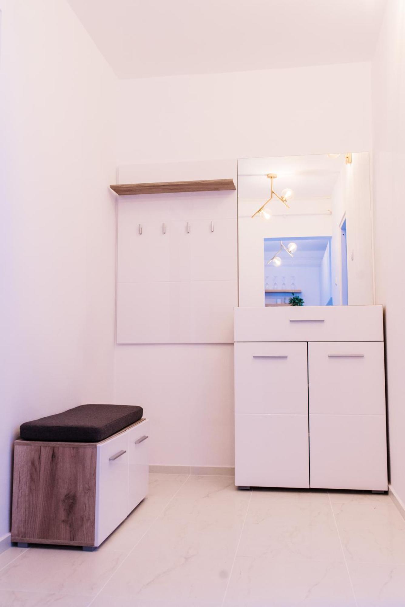 Riverside White Apartment Satu Mare Bagian luar foto