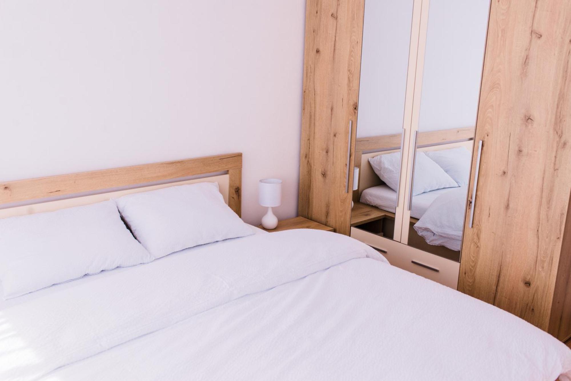 Riverside White Apartment Satu Mare Bagian luar foto