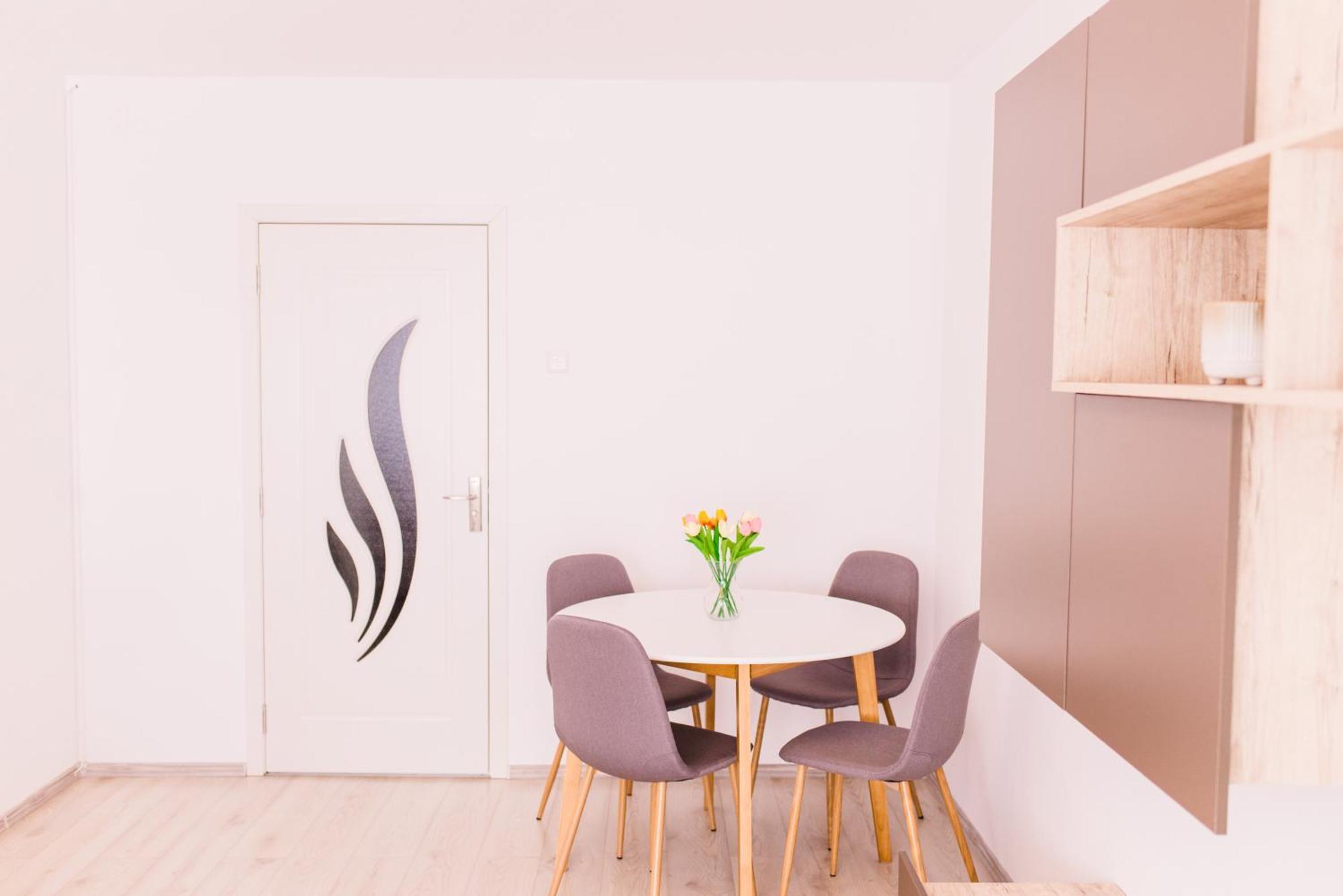 Riverside White Apartment Satu Mare Bagian luar foto