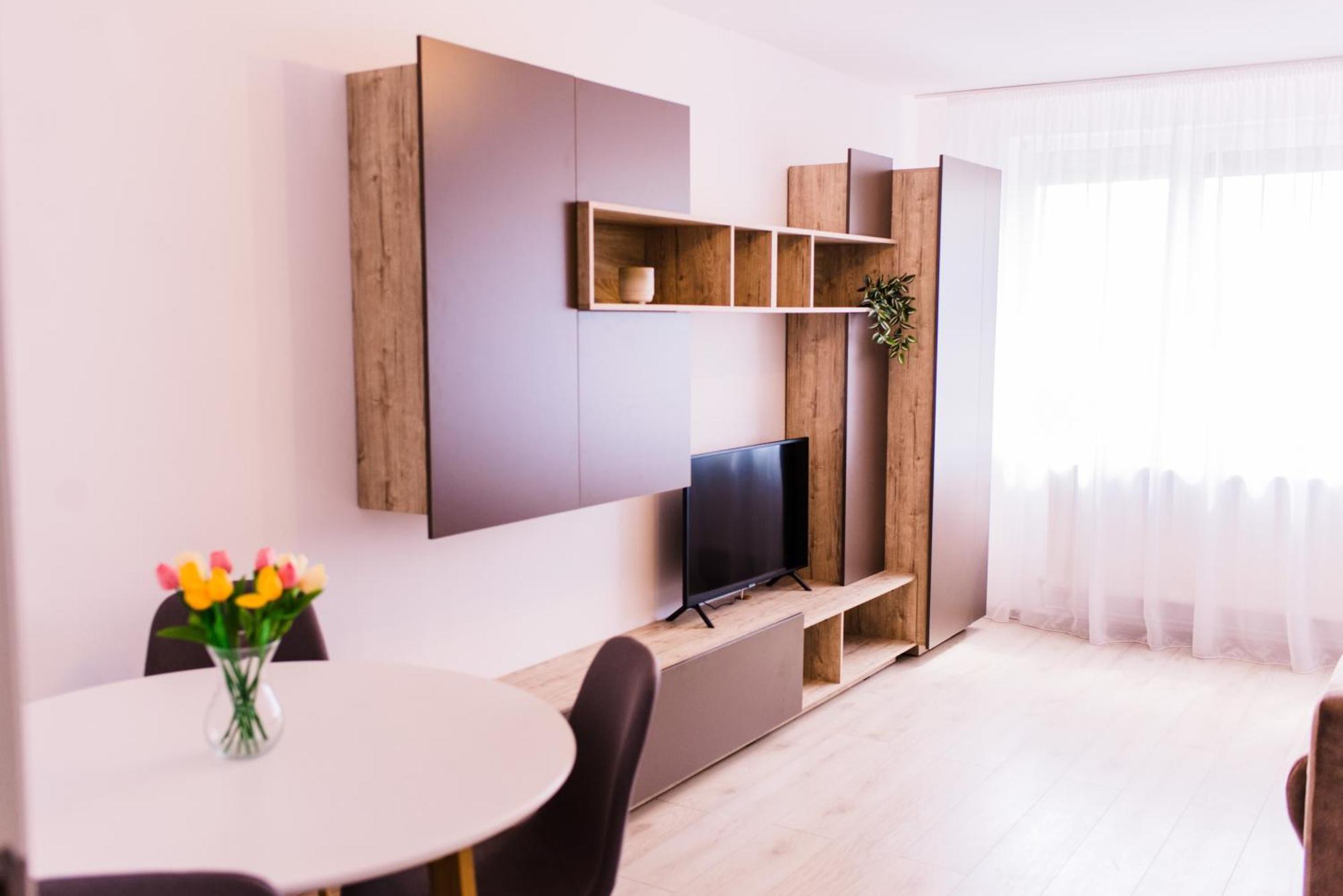 Riverside White Apartment Satu Mare Bagian luar foto