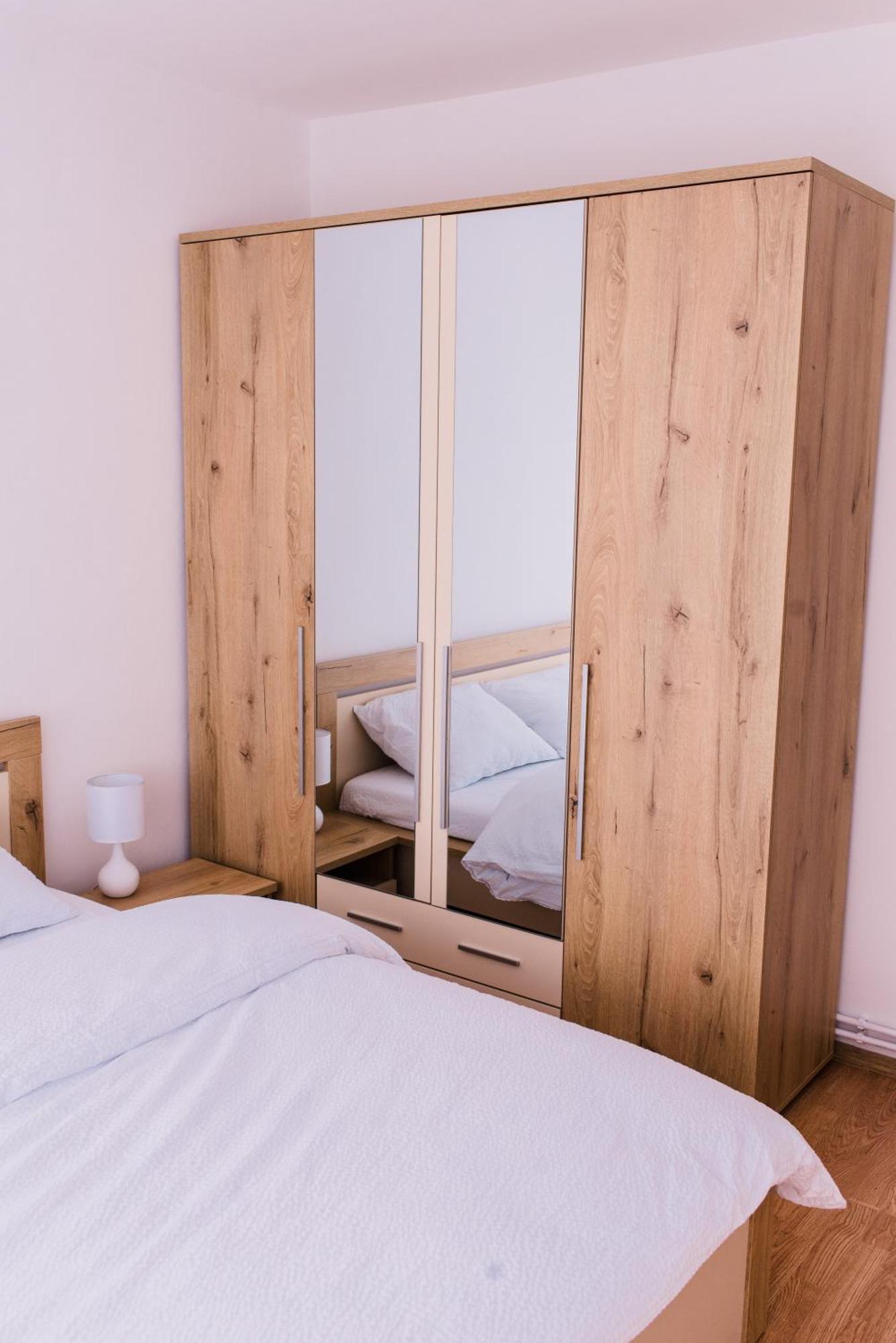 Riverside White Apartment Satu Mare Bagian luar foto