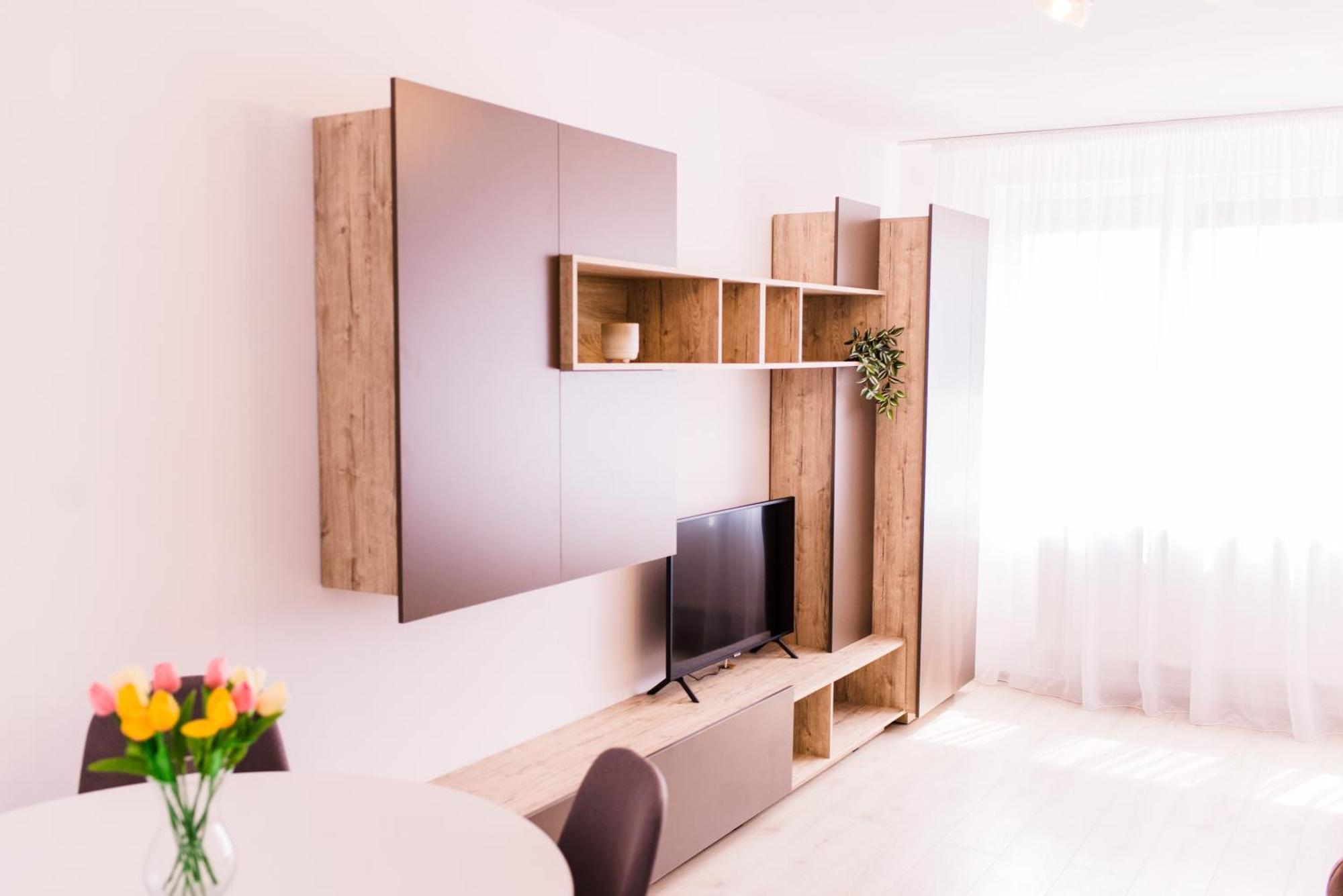 Riverside White Apartment Satu Mare Bagian luar foto