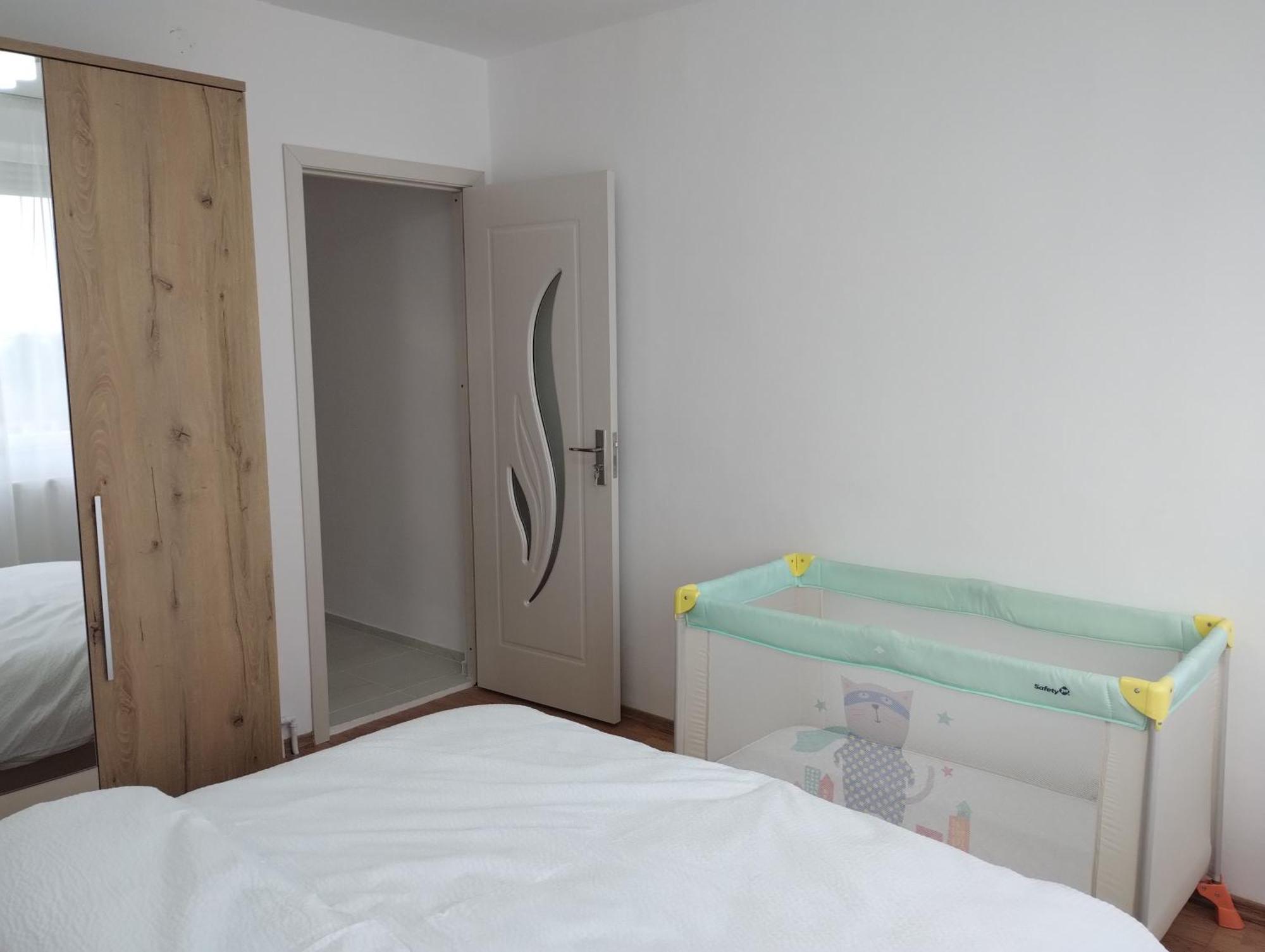Riverside White Apartment Satu Mare Bagian luar foto